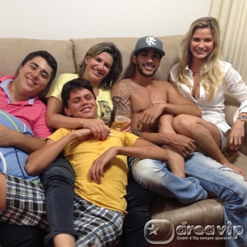 Gusttavo Lima posta foto ao lado da noiva e família