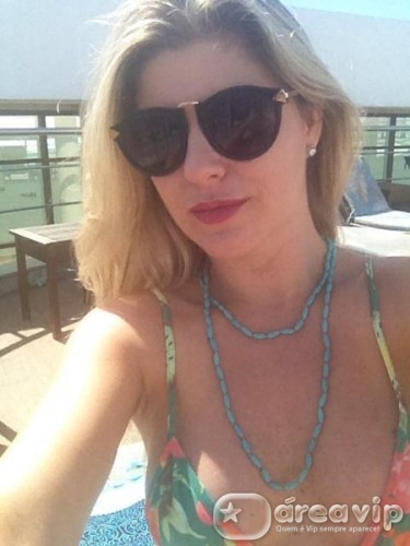 Íris Stefanelli curte férias em Maceió