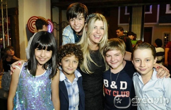 Iris com o elenco de Carrossel