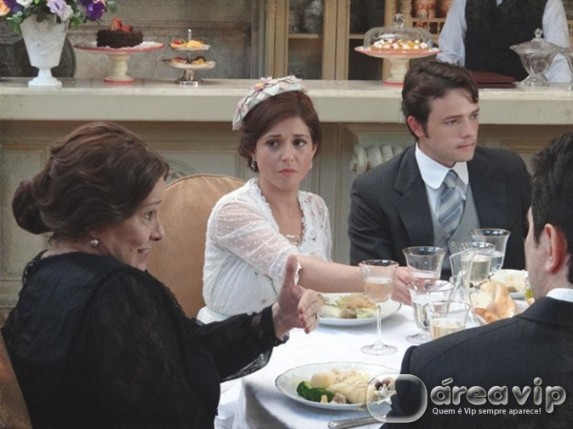 Lado a Lado - Sandra e Teodoro ficam passados com tanta bobagem