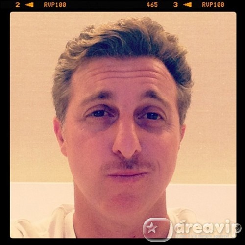 Luciano Huck posta foto de bigode