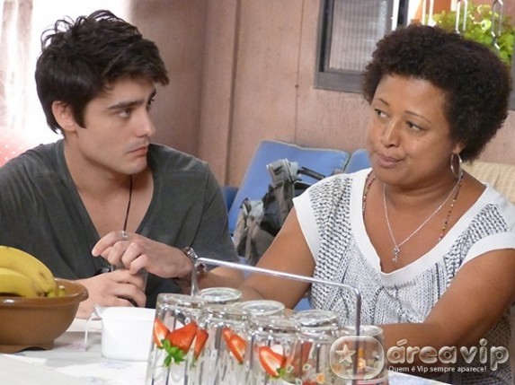 Malhação - Vitor conta a Dona Rosa como foi preso