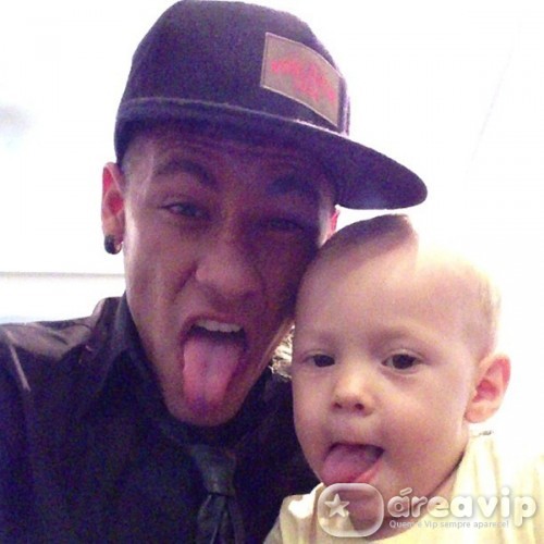 Neymar posta foto fazendo careta com o filho