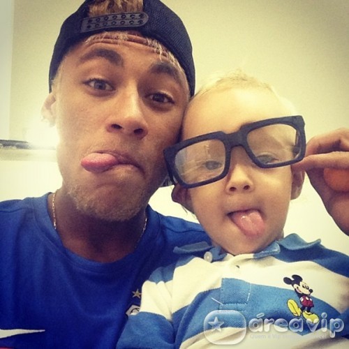 Neymar e o filho mostram a língua para foto