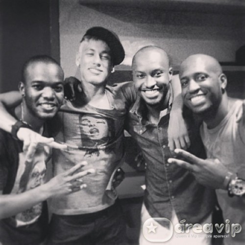 Thiaguinho posta foto com Neymar e amigos