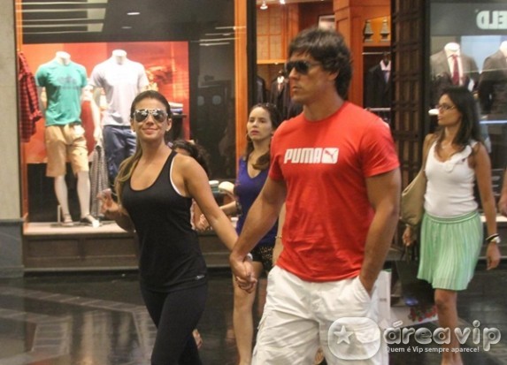 Paula Fernandes passeia com o namorado em shopping carioca