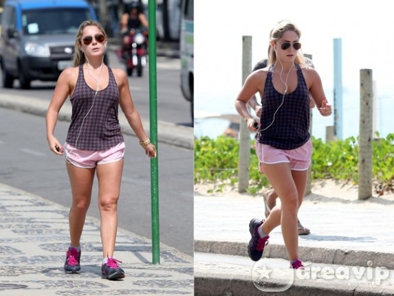 Ex-BBB Renatinha corre na orla de praia carioca