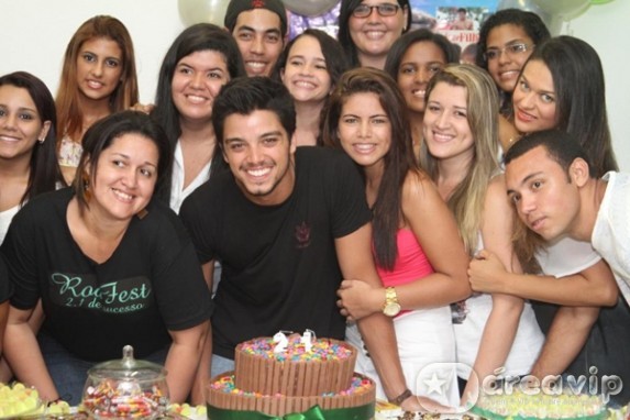 Rodrigo Simas ganha festa de aniversário de fãs
