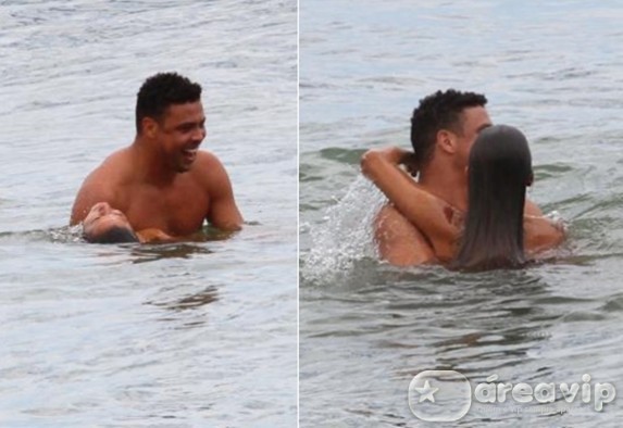 Ronaldo curte praia com Paula Morais