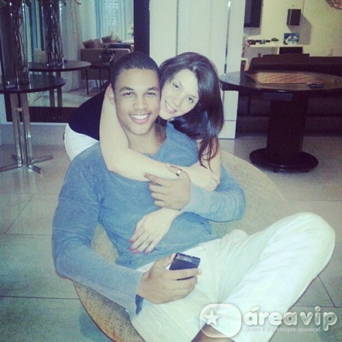 Simony posta foto abraçada com novo namorado