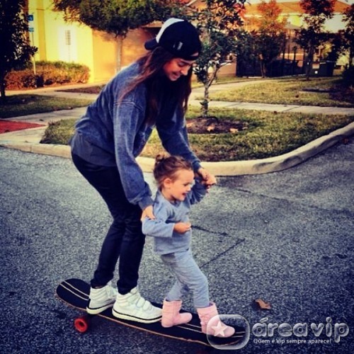 Thaila Ayala anda de skate com filha de Fernanda Rodrigues