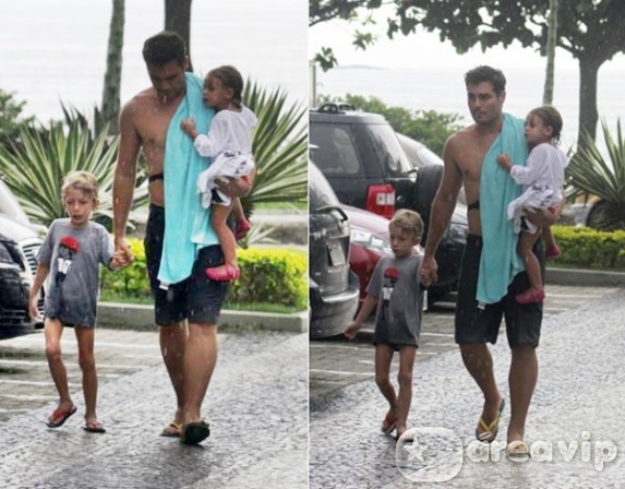 Chuva faz Thiago Lacerda ir embora da praia com os filhos