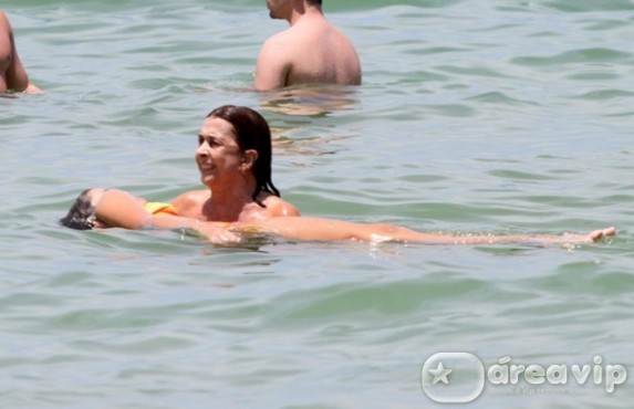 Betty Faria curte praia com a neta