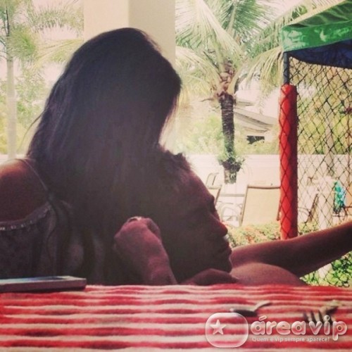 Bruna Marquezine posta foto com Neymar