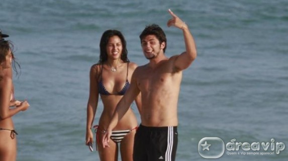Bruno Gissoni curte praia aos beijos com atriz de Salve Jorge