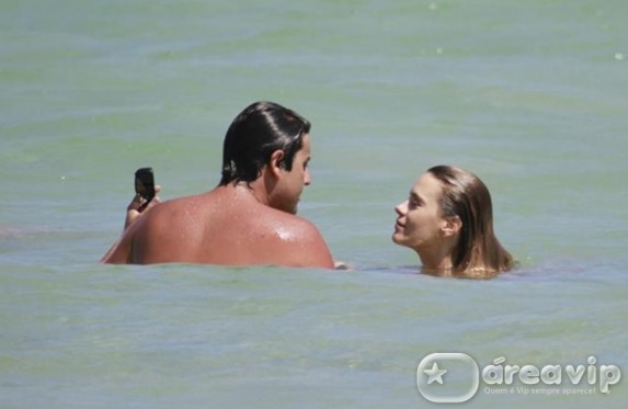 Carolina Dieckmann curte praia com o Bruno de Luca