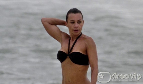 Carla Marins curte praia carioca
