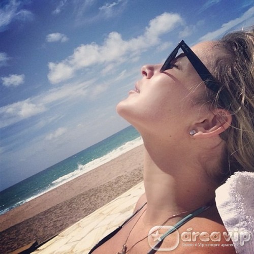 Claudia Leitte posta foto tomando sol