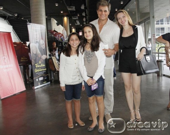 Edson Celulari vai com a namorada e a filha em musical no Rio