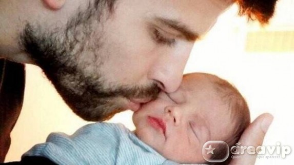 Shakira posta foto do filho pela primeira vez