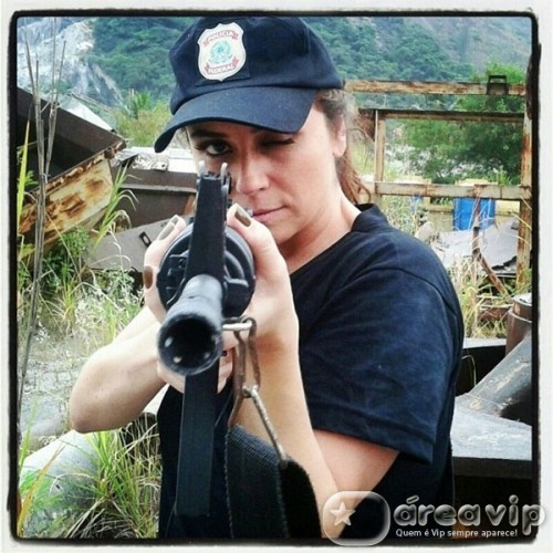 Giovanna Antonelli posta foto treinando tiro em gravação