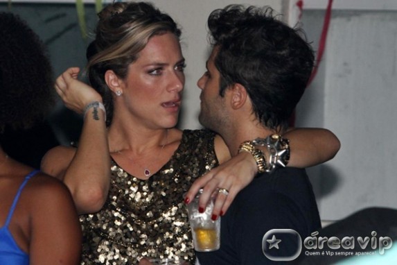 Giovanna Ewbank e Bruno Gagliasso curtem show abraçadinhos