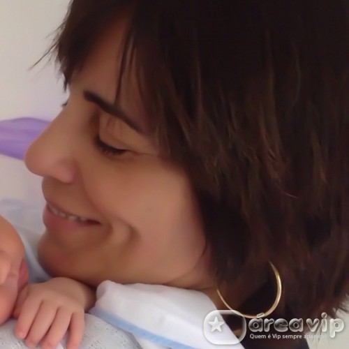 Glória Pires visita neto de Cristiana Oliveira