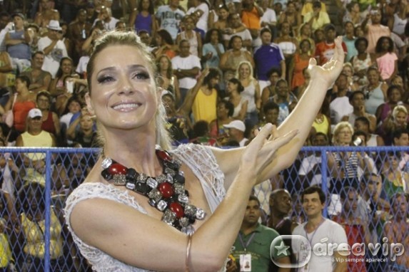 Com dengue, Letícia Spiller pode não desfilar no Carnaval