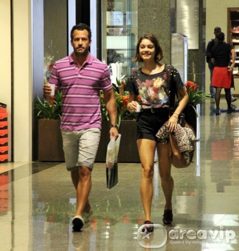 Sophie Charlotte e Malvino Salvador passeiam em shopping no Rio