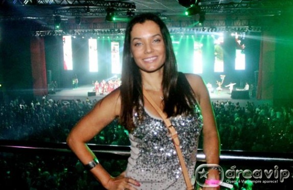 Mônica Carvalho sofre aborto