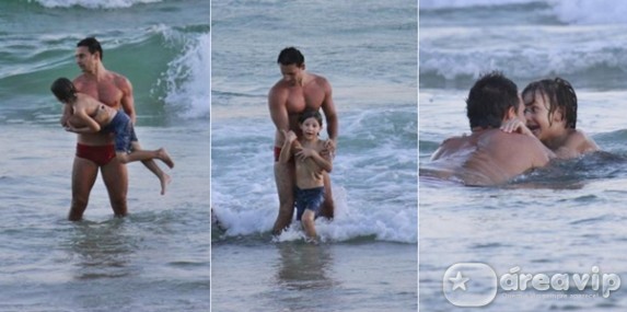 Murilo Rosa curte praia com o filho Lucas