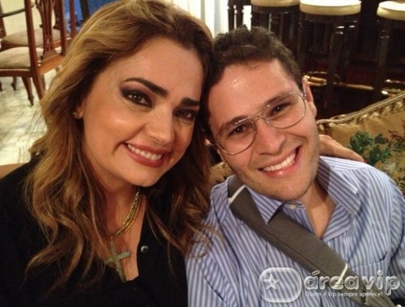 Pedro Leonardo almoça com a madrinha Nani Venâncio