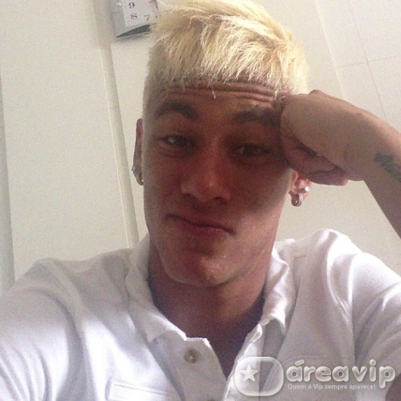 Neymar aparece mais loiro