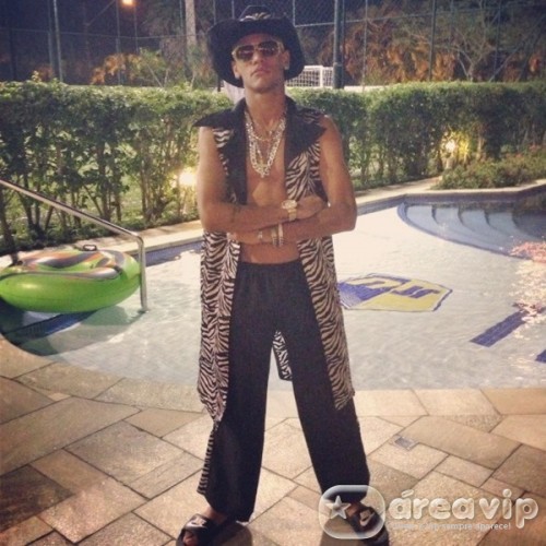 Neymar faz festa à fantasia em sua casa