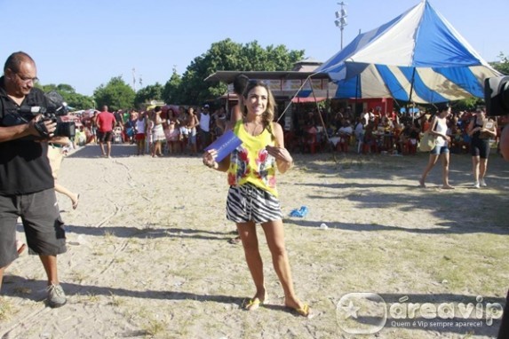 Patrícia Abravanel grava no Piscinão de Ramos no Rio