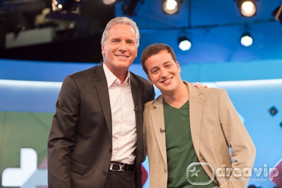 ‘Comecei a tocar violão para pegar mulher, mas não consegui’, revela Rafael Cortez no programa Roberto Justus +