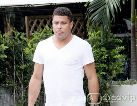 Luciano Huck leva Ronaldo para viver isolado em tribo indígena