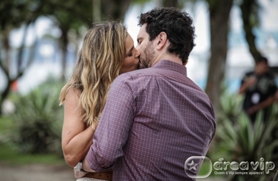 Théo e Érica encontram novos amores