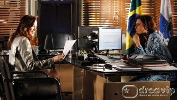 Salve Jorge - Livia se assusta com a foto