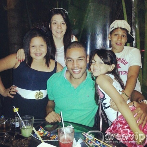 Simony posta foto ao lado dos filhos e do novo namorado