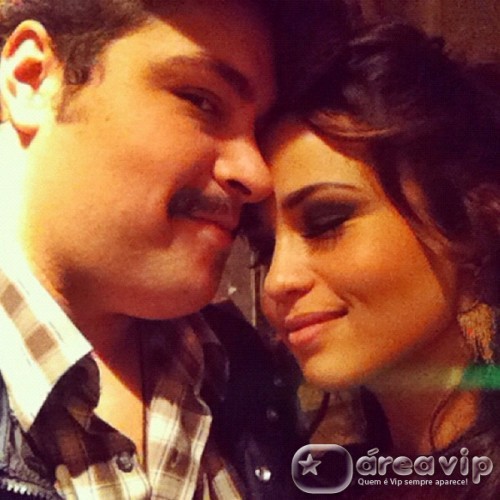 Nanda Costa posta foto com Tiago Abravanel