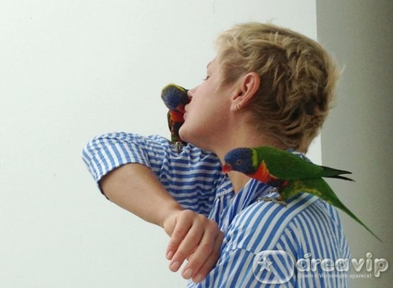 Xuxa posta foto dando bitoquinha em seus bichinhos de estimação
