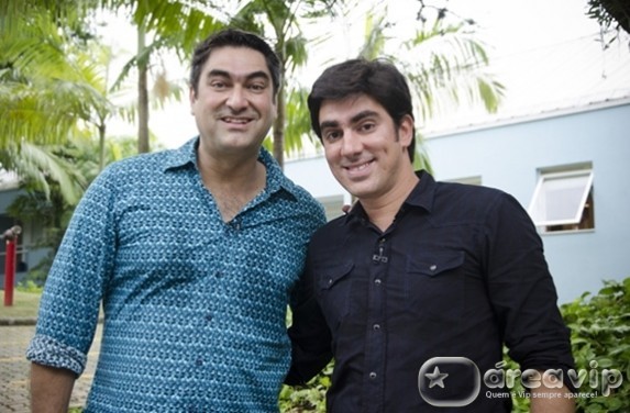 Zeca Camargo entrevista o humorista Marcelo Adnet