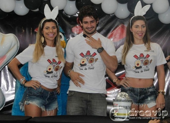 Alexandre Pato distribui ovos de Páscoa