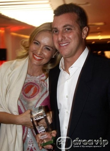 Luciano Huck recebe prêmio de melhor apresentador