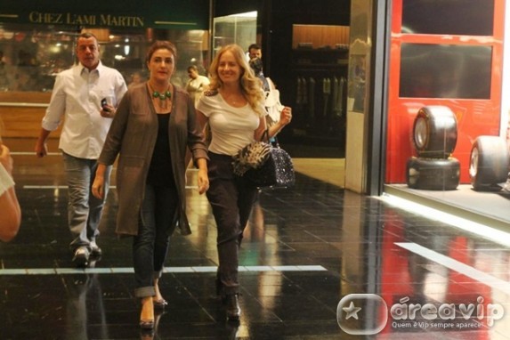 Angélica passeia sorridente em shopping carioca