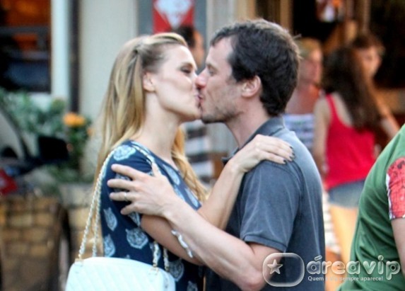 Carolina Dieckmann é clicada beijando o marido