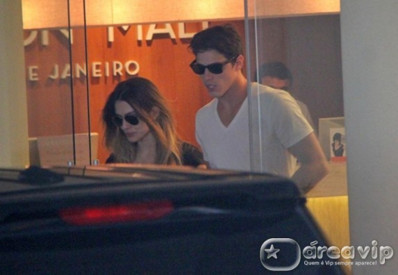 Cleo Pires e Romulo Arantes Neto