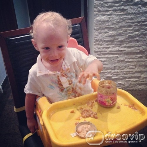 Neymar posta foto do filho todo sujo de comida