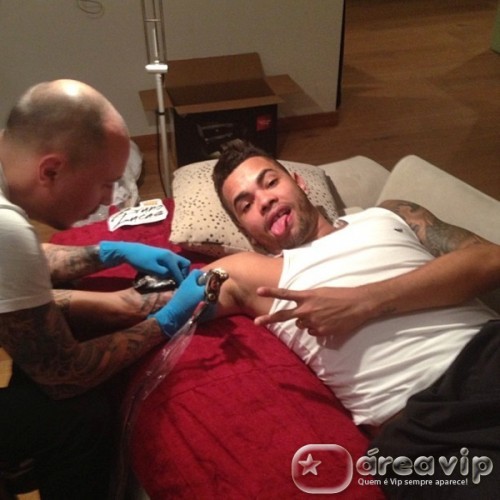 Dentinho faz tatuagem em homenagem ao filho